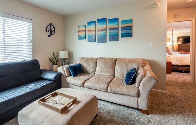 Building Photo - 2 Bedroom, 2 Bath Town Home in Gate Community