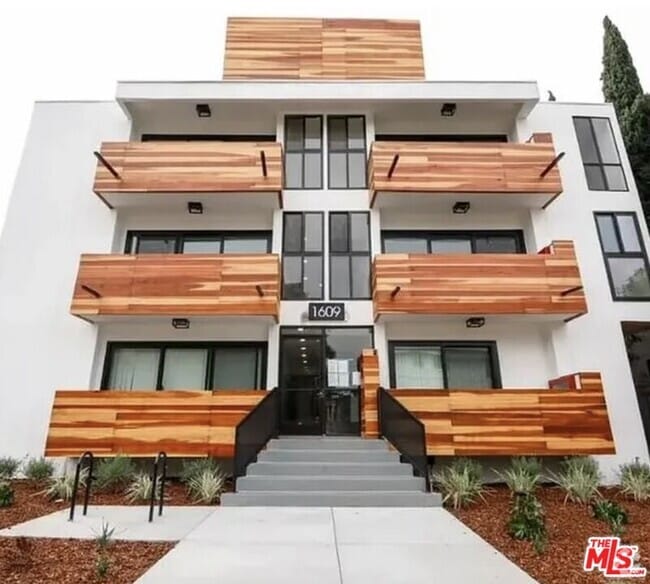 Building Photo - 1609 Veteran Ave Unit 7 Rental