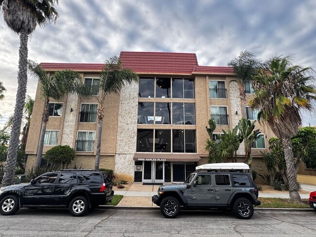 Building Photo - REMODELED 1 BEDROOM CONDO - Naples Island ... Unit 210