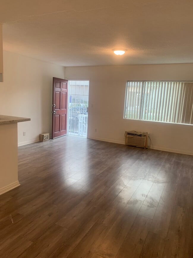 Living room - 1812 N Mariposa Ave Apartments