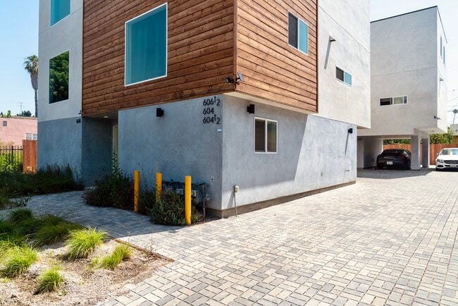 Building Photo - 606 N Harvard Blvd