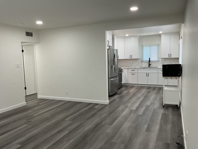 Building Photo - 4940 Lennox Blvd Unit A