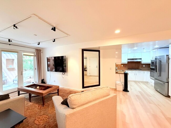 Fantastic 2 Bed 2 Bath Condo Partially Fur... - Fantastic 2 Bed 2 Bath Condo Partially Fur... Unit 103