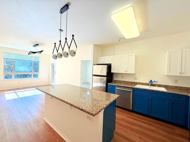 Building Photo - Gorgeous Spacious 2 Bedroom - 2 bath Condo with parking in Little Tokyo Unit 215