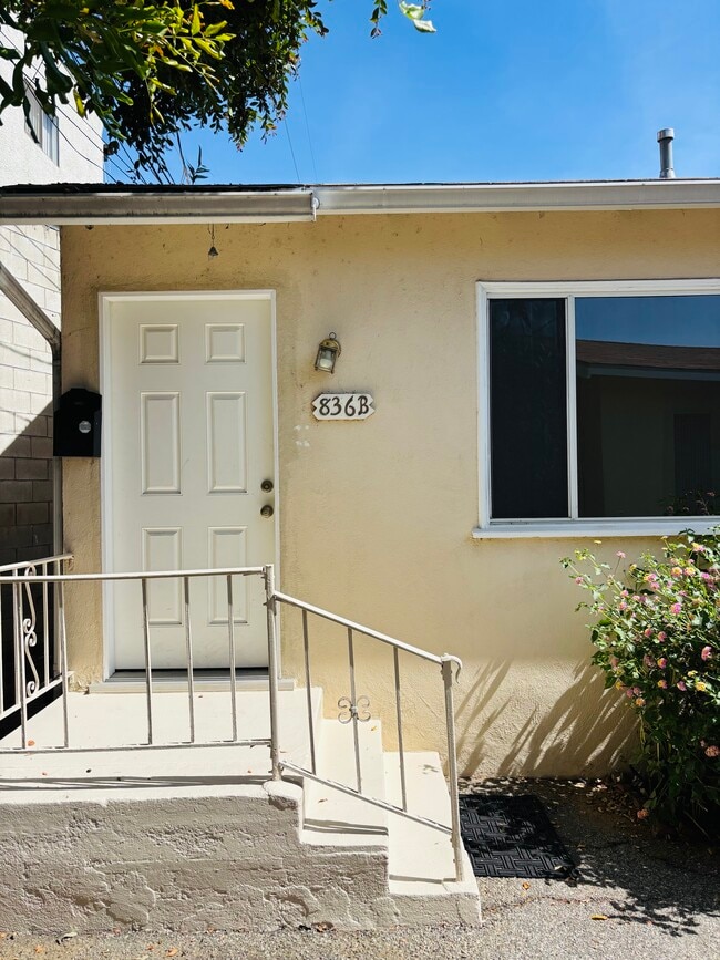 Building Photo - 836 Fischer St Unit D