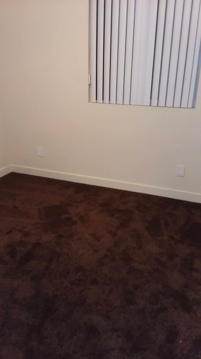 Photo - 639 W 95th St