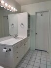 Master bath - 440 Veteran Ave Unit 407