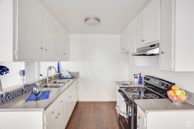 Building Photo - Watch Hill Apartments