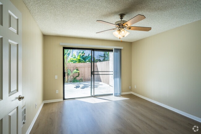 1BR, 1BA - 650SF - Living Room - Bay Breeze