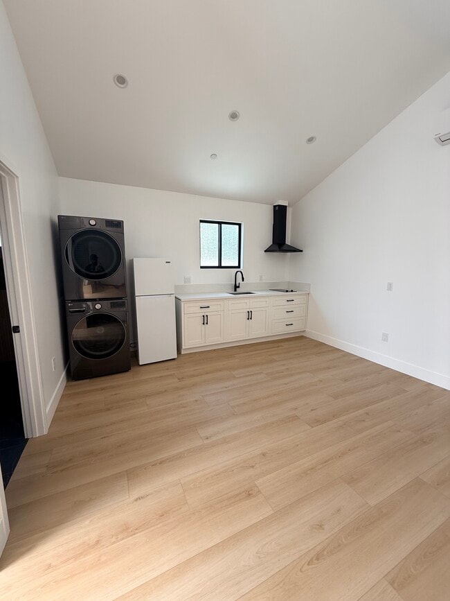 Building Photo - 111 E 60th St