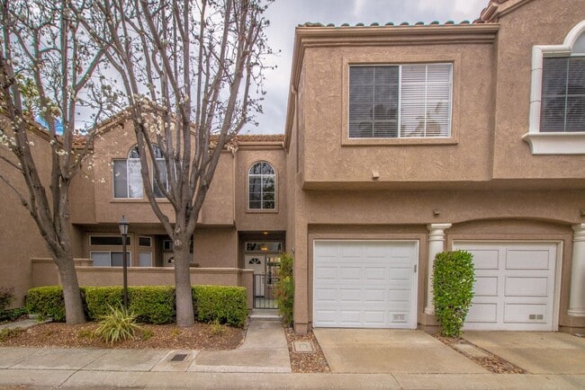 Building Photo - Beautiful 2 Bed, 2.5 Bath Two-Story Townhome in Belsera