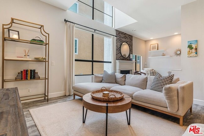 Photo - 520 S Barrington Ave Unit 117