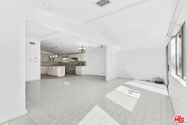 Photo - 20500 Archwood St