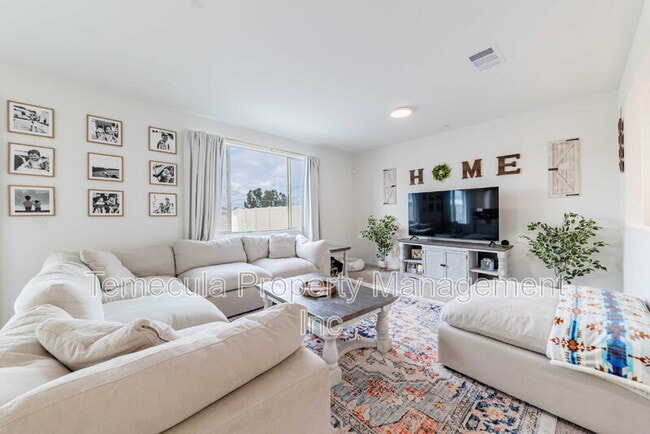 Photo - 4872 Goldfinch St