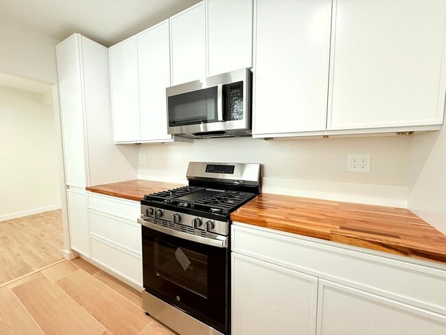 Building Photo - 2302-2306 N Frederic St Unit 2304 N Frederic St