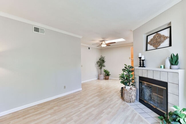 Photo - Talmadge : spacious 2 bed, 2 ba top floor ...