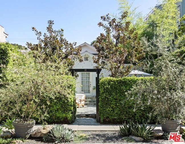 Building Photo - 804 Westmount Dr