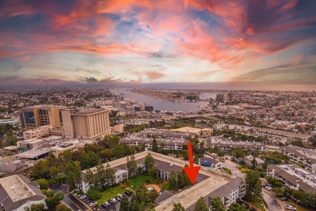 Building Photo - Newport Beach One Bedroom Beauty