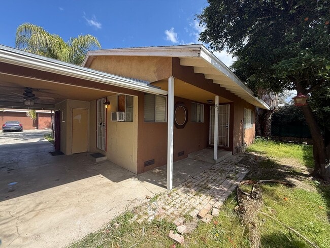 Building Photo - E. E Campus Way Unit 910