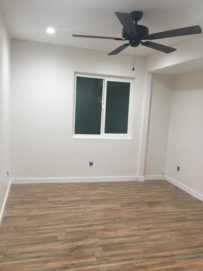 Bedroom - 1048 W 60th Plz Unit 1