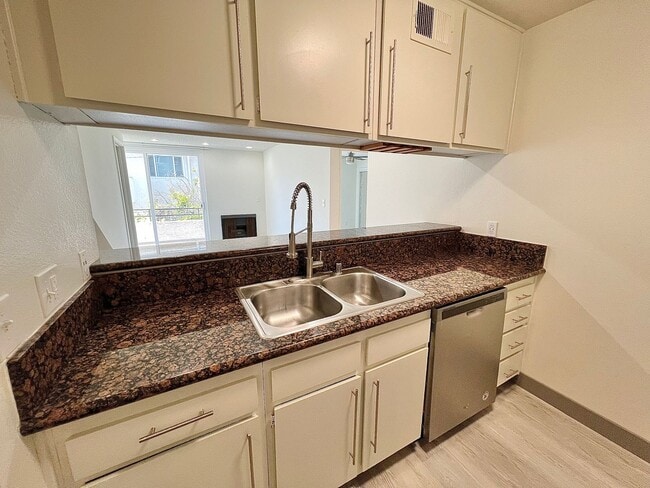 Photo - 3715 S Canfield Ave Unit 204