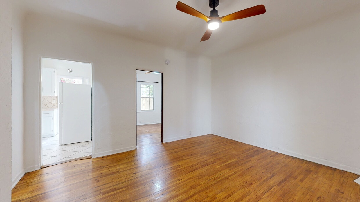 3D Tour - 632 N Sycamore Ave