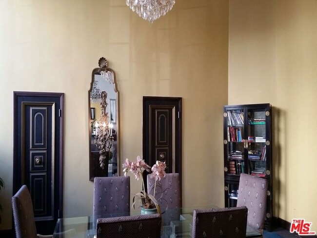 Photo - 570 N Rossmore Ave