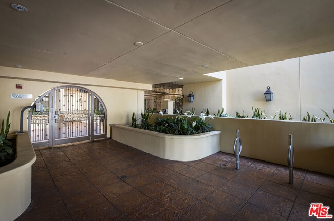 Photo - 851 N San Vicente Blvd Unit 102