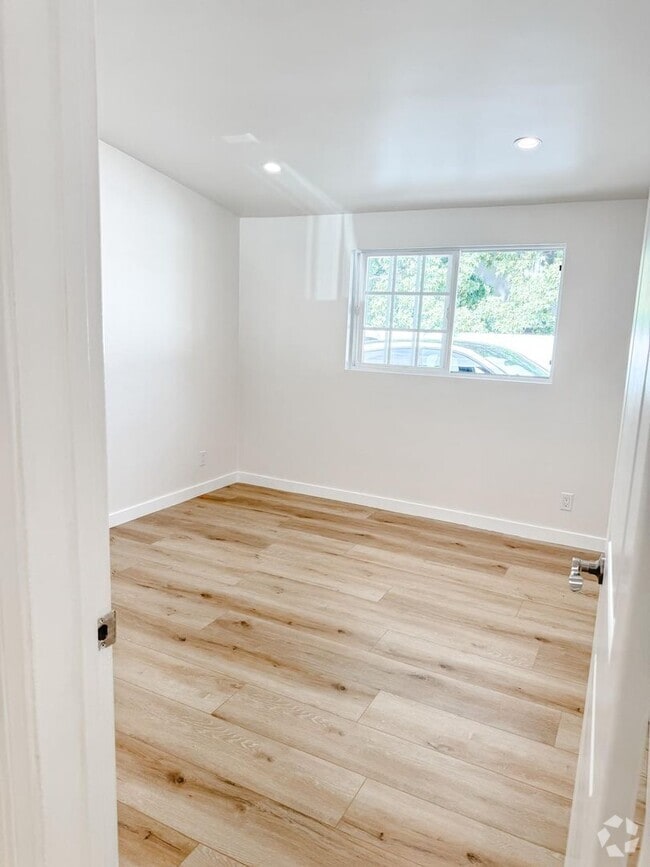 Building Photo - Pool and high ceilings, fully refurbished. Unit Front House