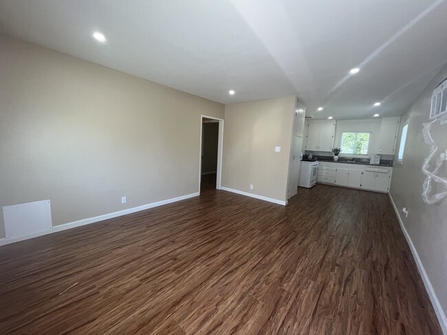 Building Photo - 14121 Sylvan St Unit 1/2 Rental