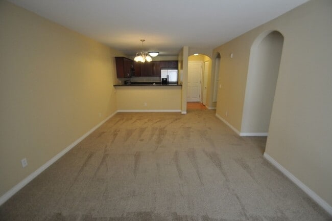 Building Photo - 2 Bedroom 2 Bath Condo with Pool and Priva...