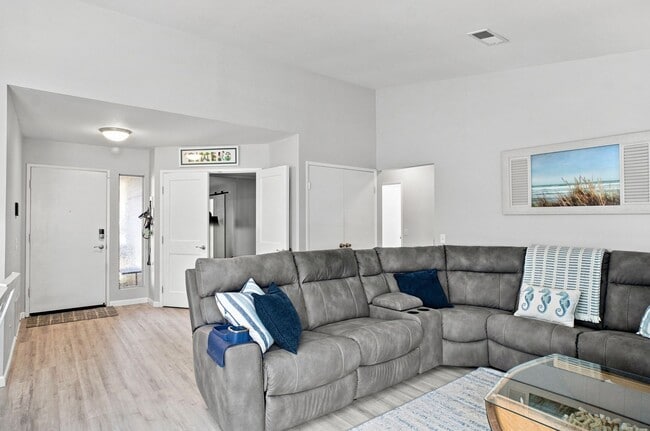 Photo - 2039 Waterbury Dr
