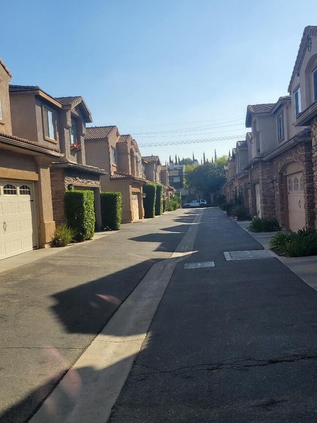 Photo - BEAUTIFUL SPACIOUS TOWNHOUSE IN GREAT LOCA...