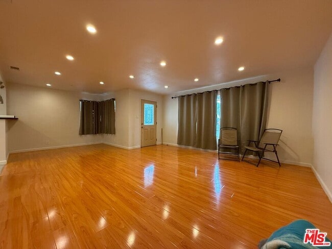 Photo - 10642 Samoa Ave