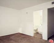 Photo - 16037 Vanowen St