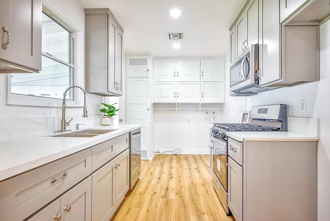 Photo - 6621 Lindley Ave