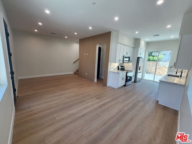 Photo - 13540 Hamlin St