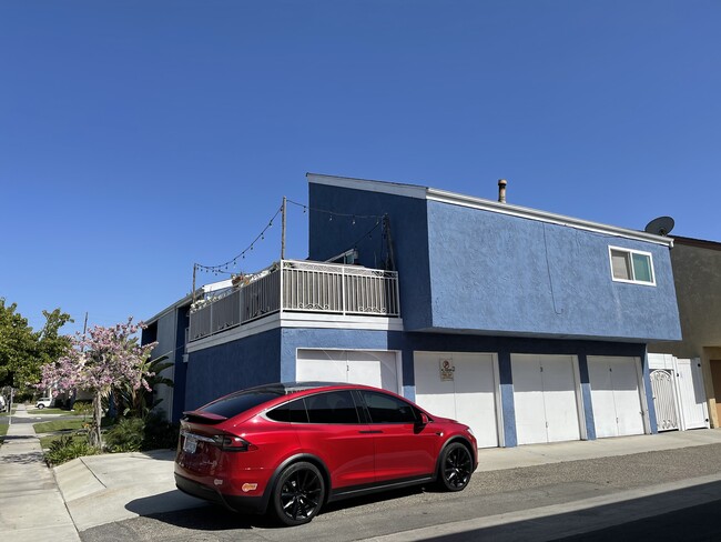 Extra large size personal balcony - 1419 California St Unit #4