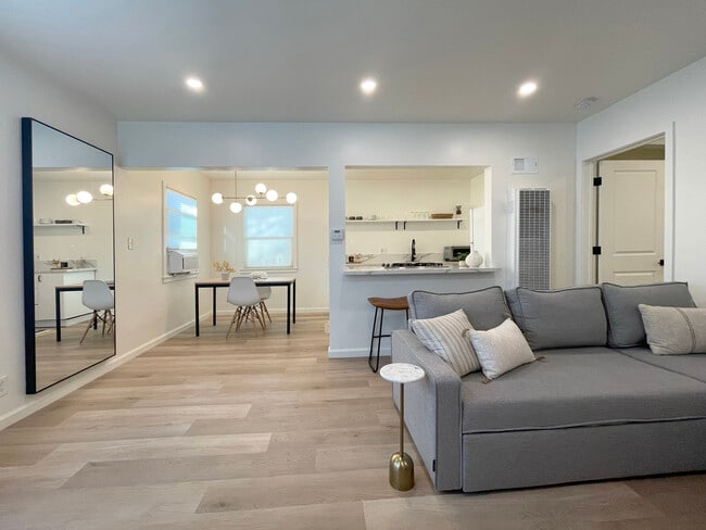 Building Photo - 813 W Beach Ave Unit #3