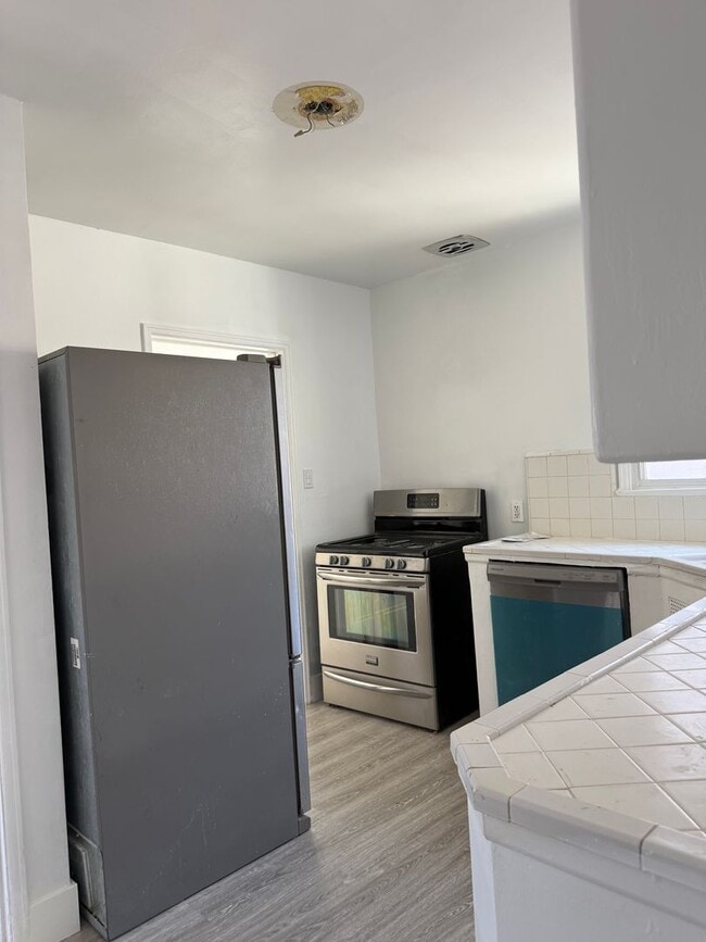Photo - Van Nuys, 2br -1ba HOME