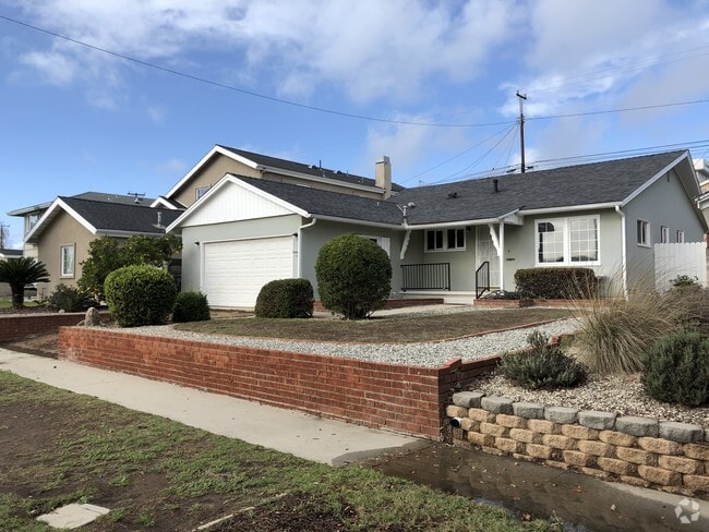 Front of the house - 4105 Scott St Rental