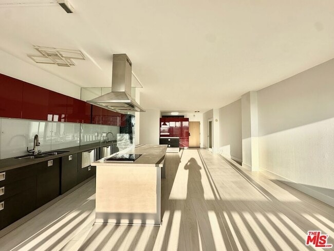Building Photo - 999 N Doheny Dr