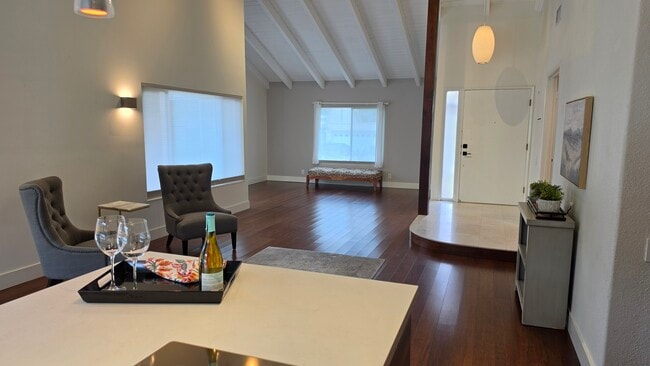 Open floorplan with high ceilings and lots of light. - 3078 Saddleback Ct