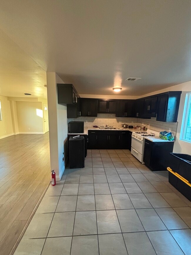 Photo - 214 E 101st St