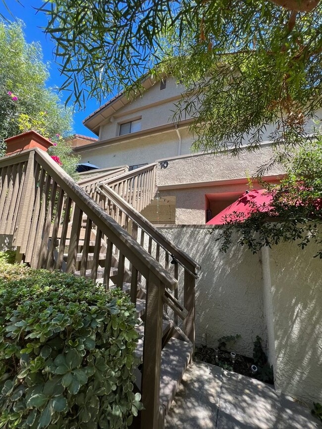 Building Photo - 3 bed, 2 1/2 bath Thousand Oaks Townhome