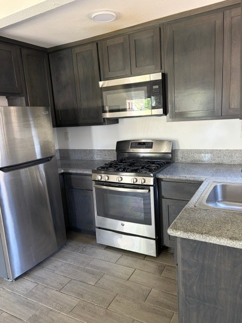 granit counter tops - 920 E 91st St Unit 920