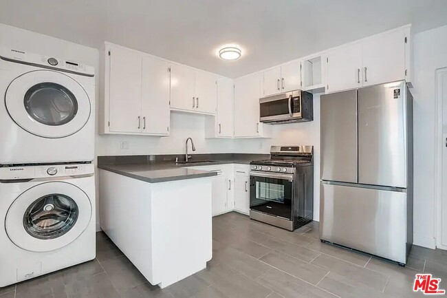 Building Photo - 869 Glenway Dr Unit #3