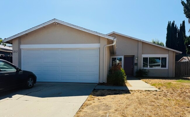 Front of our House in a Friendly Quiet Neighborhood! - 1317 Magnolia Ave House