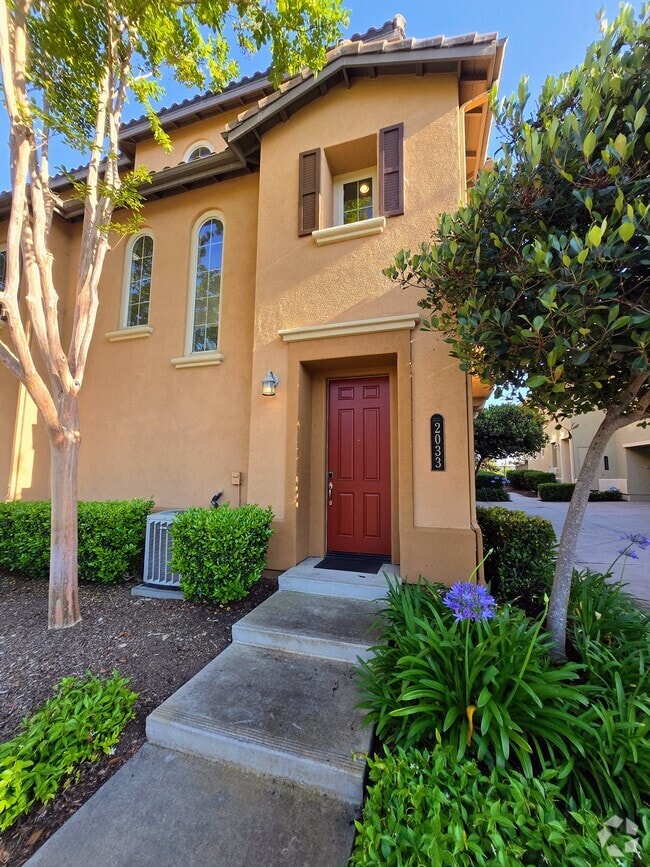 Building Photo - 2033 Silverado St Rental