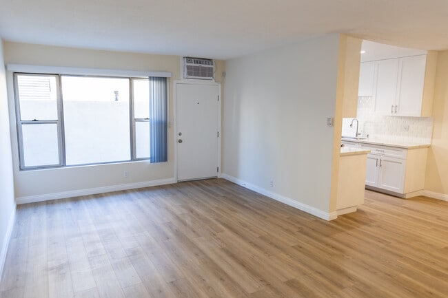 Building Photo - 7512 Fountain Ave Unit 3